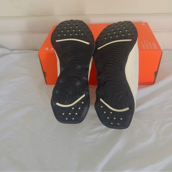 Nike White Athletic Sneakers with Breathable Mesh and Sleek great conditions - Picture 6 of 11